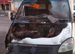 Во время новогоднего салюта в Новороссийске загорелся автомобиль