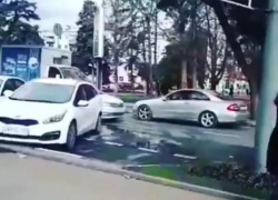 С завидной уверенностью, да по "встречке" - странная выходка водителя "Мерседеса"