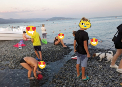 Живодёрское увлечение: отдыхающие в Новороссийске ловят малька на Суджукской косе 