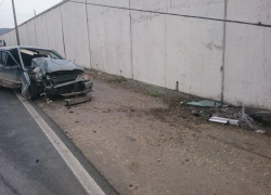 Искореженный автомобиль и опора ЛЭП на земле: очередная авария в "проклятом месте" под Новороссийском