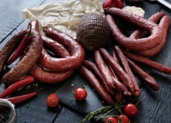 Опасный «мясной клей» обнаружили в сосисках: новороссийцам на заметку 