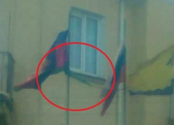 Губернатор не успел уехать, а флаг уже пришел в негодность в Центральном районе Новороссийска