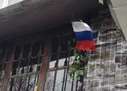 Жители Новороссийска украшают дома флагами в честь Дня Победы