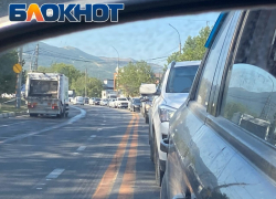 Пробейшие пробки в Новороссийске выводят горожан и гостей из себя