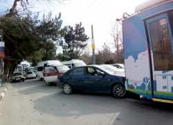 Муниципальный троллейбус протаранил автомобили четырёх новороссийцев