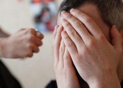 Жителя Новороссийска ограбили и избили в людном месте