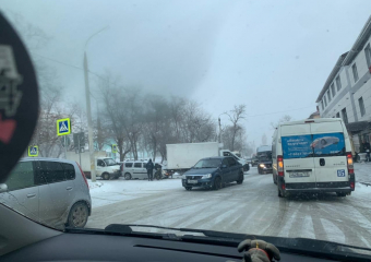 Как новороссийцам трогаться и ехать в горку в гололёд: советы по вождению