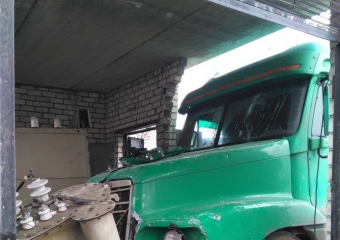 Фура в Новороссийске снесла электрощитовую, которая чудом оказалась не под напряжением 