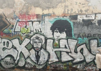 Фанаты Цоя негодуют: стену памяти музыканта в Москве «залепили» поклонники Паши Техника