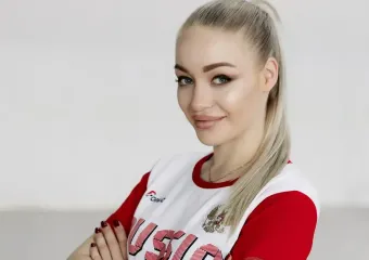 Настоящий мужчина не кричит о любви, а дарит её тихо, нежно и под гитару ранним утром: директор СШ «Династия» Мария Щербань о празднике 8 марта  