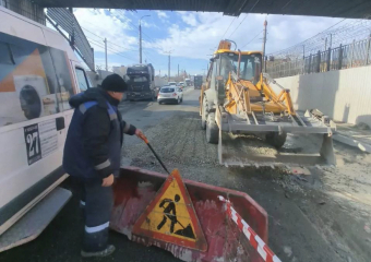 Все в объезд: в Новороссийске срочно подсыпают щебень на участок дороги