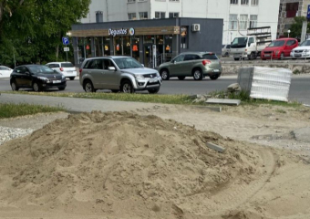 Куча песка и грязь не даёт покоя жителям Новороссийска 