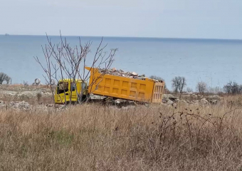Замена Щелбе? В Новороссийске свозят мусор на участок с видом на море 