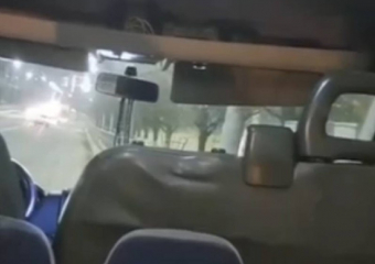 «Нет водителя!»: В Новороссийске безрассудный маршрутчик бросил пассажиров на железной дороге 