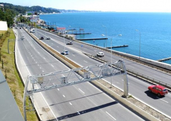 Поток машин из Крыма в Сочи решили направить через Новороссийск