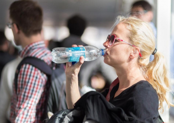 Вода по цене самолета: наценку на товары в аэропортах ограничат