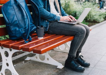 Сумку за 100 тысяч рублей украл вор из Анапы у жителя Новороссийска 