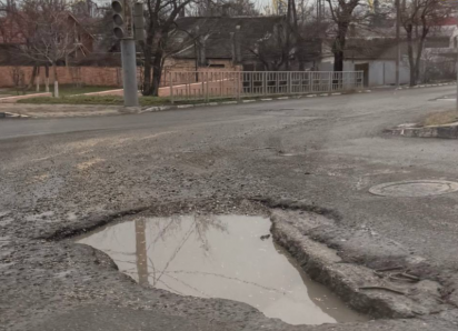 Чудовищные ямы: новороссийцы делают работу «за администрацию»