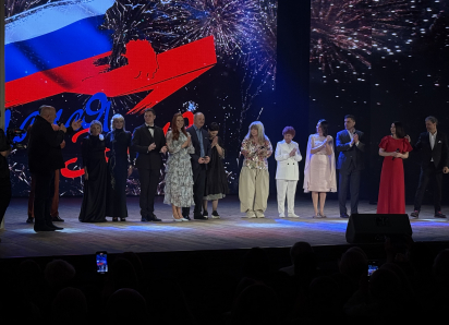 Звёзды на красной ковровой дорожке: как прошла церемония открытия кинофестиваля «Малая Земля» в Новороссийске 