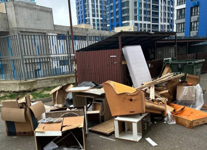 В мусорный бак и рядом не бросаем: куда девать старую мебель и сантехнику в Новороссийске