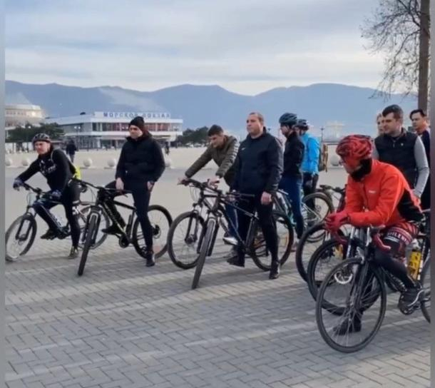 Замглавы Новороссийска проехал на велосипеде по улицам города