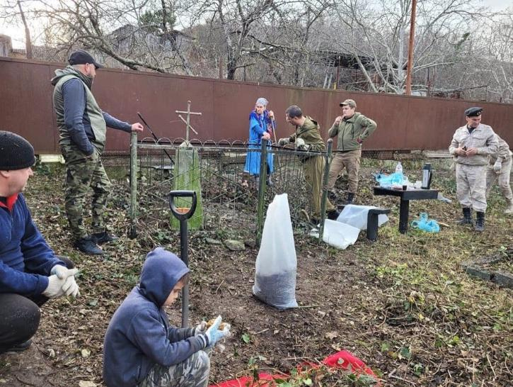 Участковый из Новороссийска помог 90 летней местной жительнице восстановить старое кладбище красноармейцев