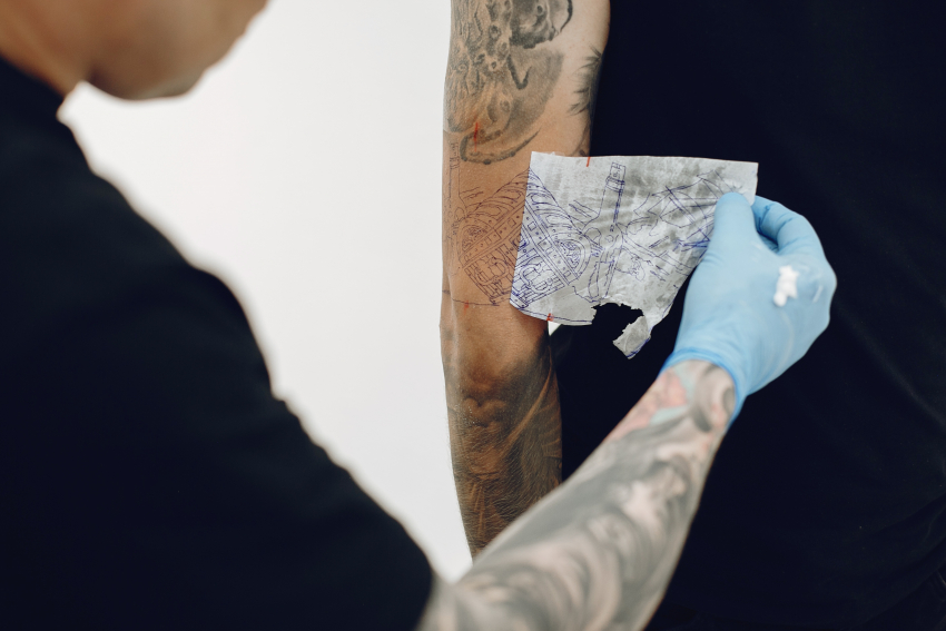 В «татуировщики» только с медицинским — новая инициатива на заметку новороссийцам