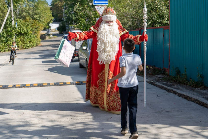 Дед Мороз из Великого Устюга заехал в гости к ребятишкам в Новороссийске