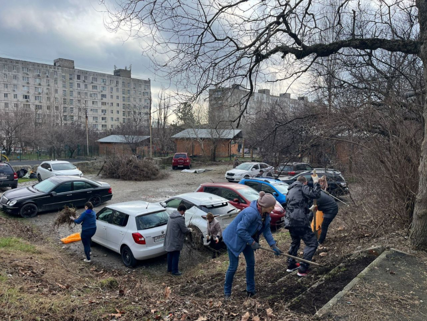 Новороссийцы вместе с депутатом Гордумы устроили субботник на грязной парковке