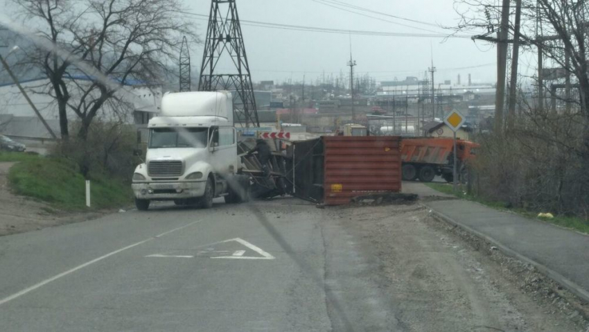 Перевернувшийся контейнеровоз перекрыл дорогу на Гайдук в Новороссийске