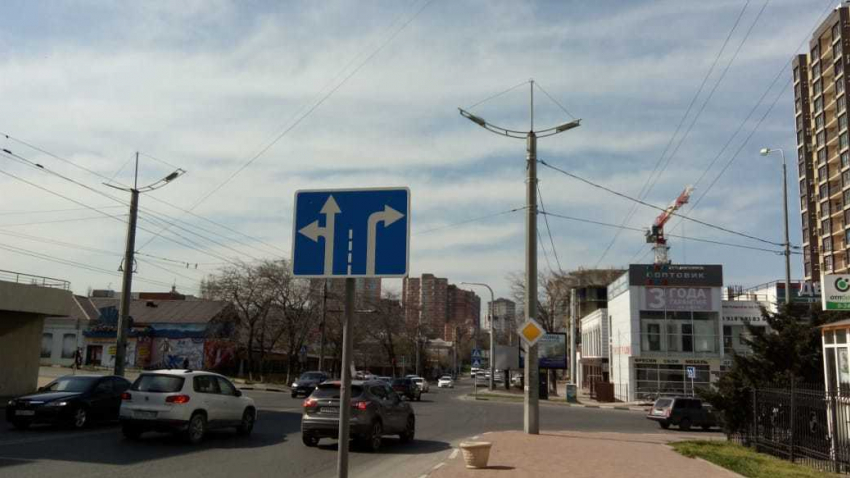В преддверии лета в Новороссийске меняют знаки