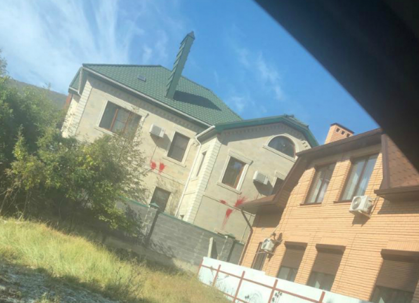 Дом сотрудника новороссийского суда обстреляли краской