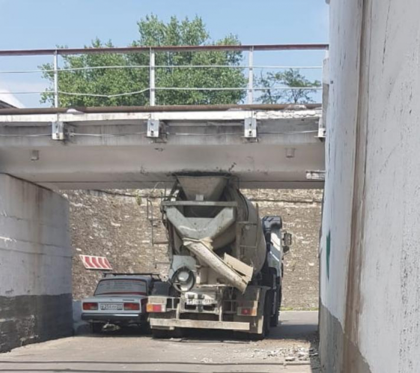 Под мостом на улице Жуковского в Новороссийске  застряла бетономешалка