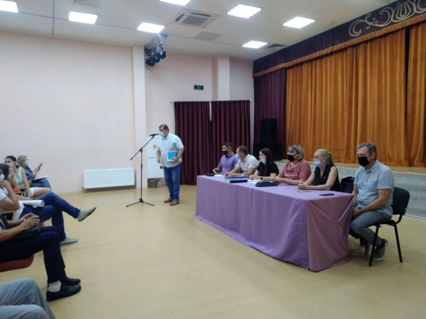 Вместо развязки на «Лукойле» новороссийцы обсуждали земельные участки
