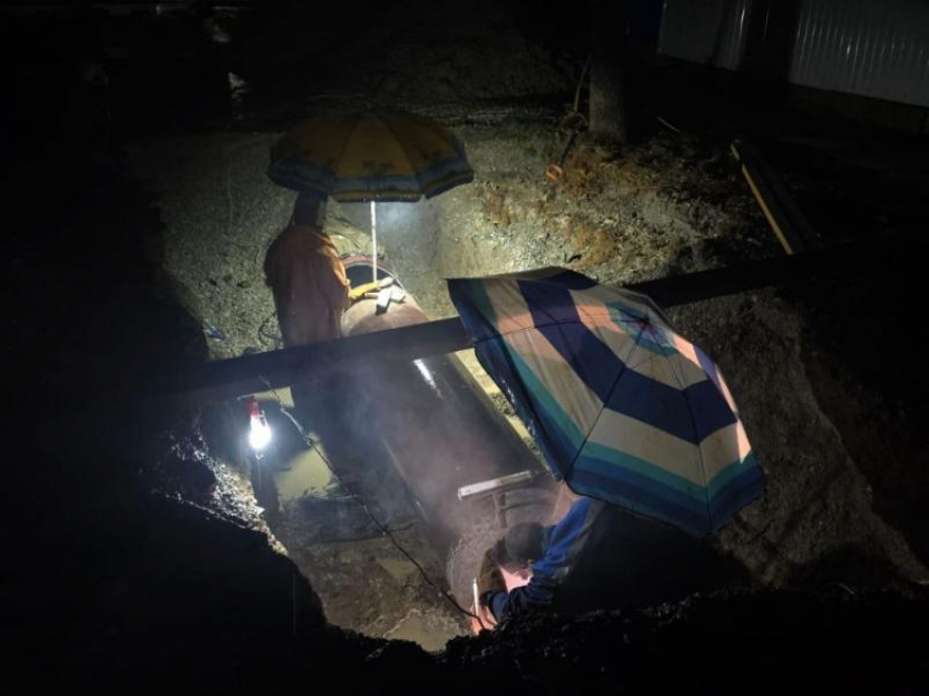 Работы продолжаются: специалистов, чинящих порыв трубы в Новороссийске экипировали зонтиками