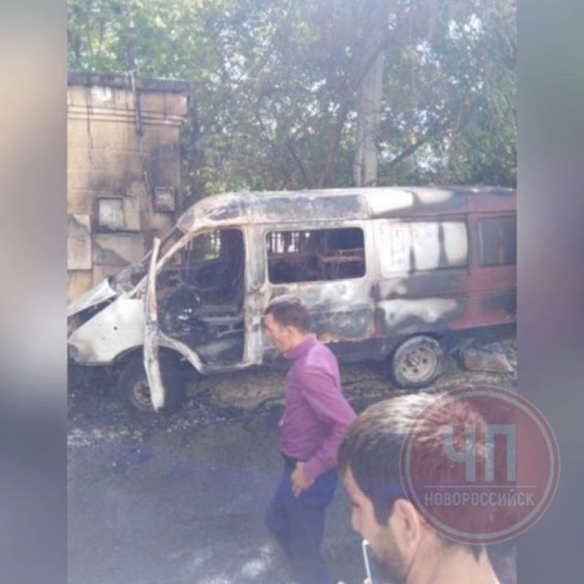 В Новороссийске на дороге загорелся грузовой автомобиль