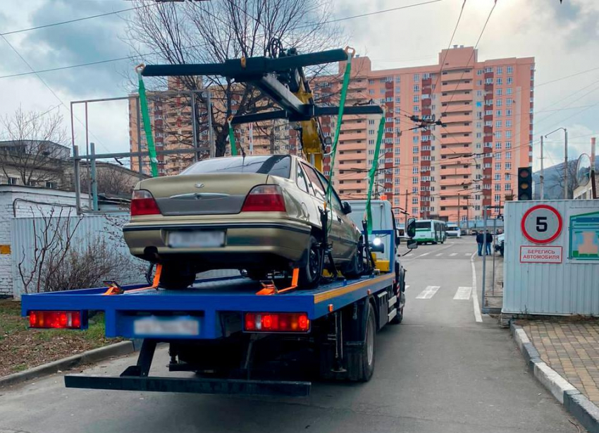 В Новороссийске всерьез взялись за любителей припарковаться «где захотелось»