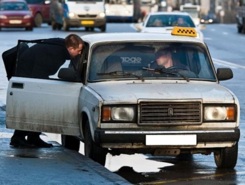 Опасный таксист возил новороссийцев на Октябрьскую площадь