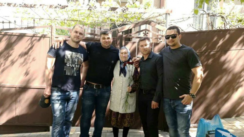 Участники BMW club Black sea Новороссийска поздравили ветеранов 