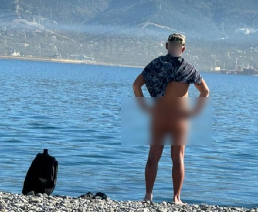 18+ Мужчина демонстрирует свой «филей» отдыхающим в Новороссийске