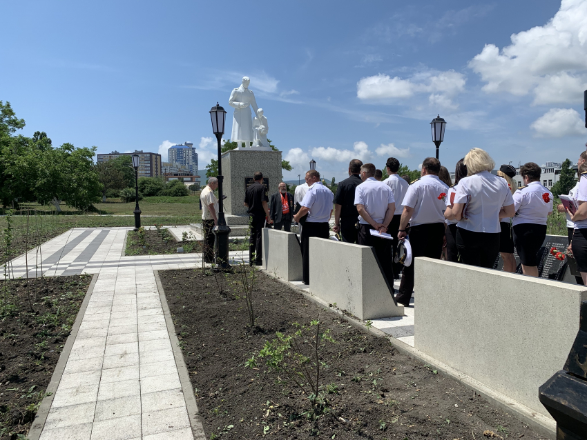 Студенты Ушаковки возложили цветы в память павших героев в День памяти и скорби