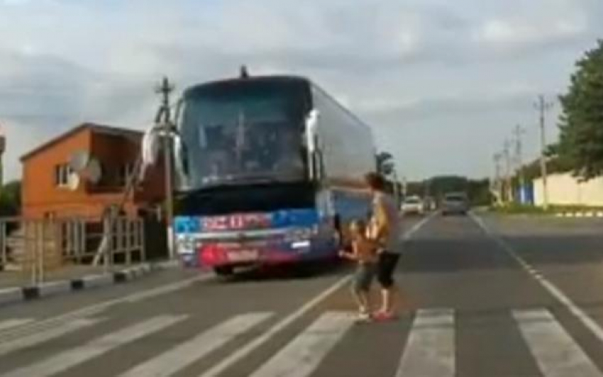 Автобус Дом-2 по пути в Новороссийск едва не погубил ребенка и женщину