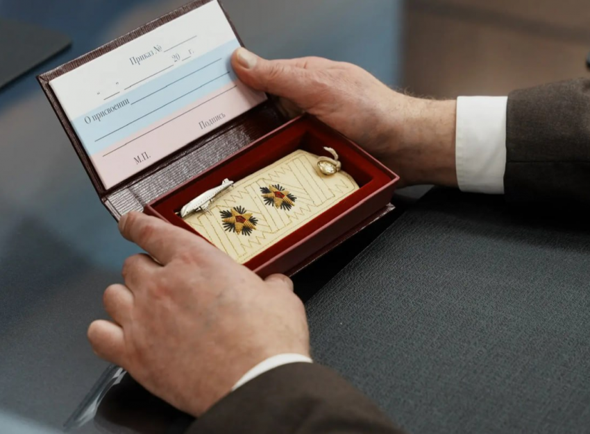 Правнук Цезаря Куникова привез в Новороссийск личные реликвии адмирала Холостякова