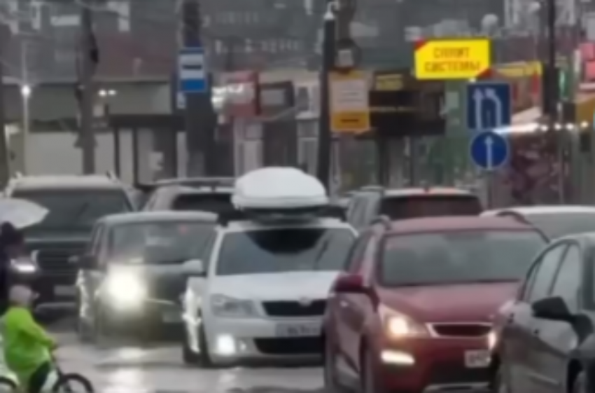 Небо плачет: в Краснодарском крае ливень затопил улицы