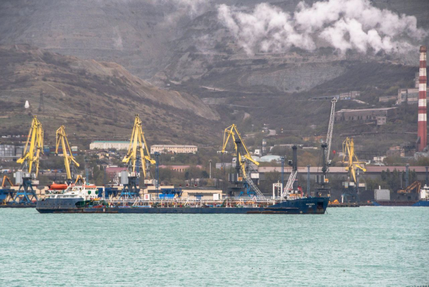 В Новороссийске приостановили отгрузку нефти из-за шторма в Чёрном море 