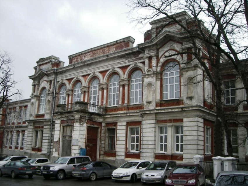 В Новороссийске не нашлось желающих отремонтировать мужскую гимназию за 8 миллионов рублей