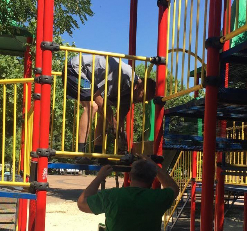 В новороссийском парке площадку отремонтировали быстрее, чем зажили царапины ребенка