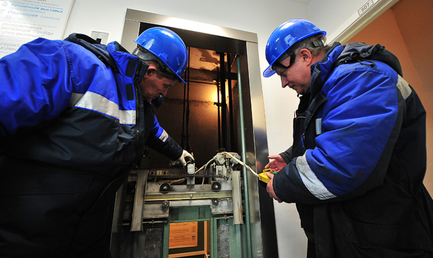 Работа пошла: с новым подрядчиком в Новороссийске заменили лифты в 8 МКД