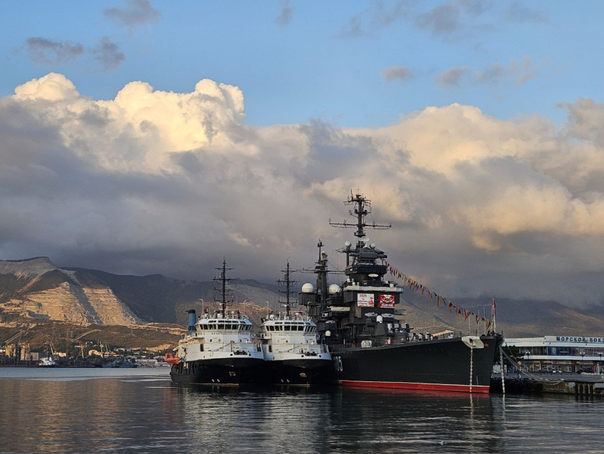 В Новороссийске идёт отражение атаки безэкипажных катеров