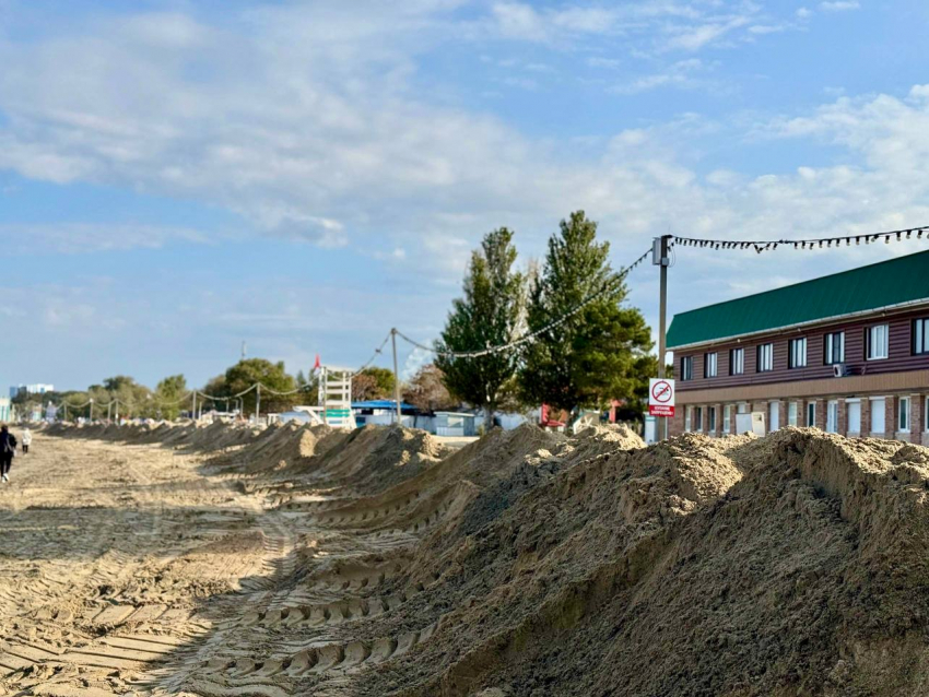 История с мазутом продолжается: в Анапе убрали защитный вал, чтобы соорудить его заново